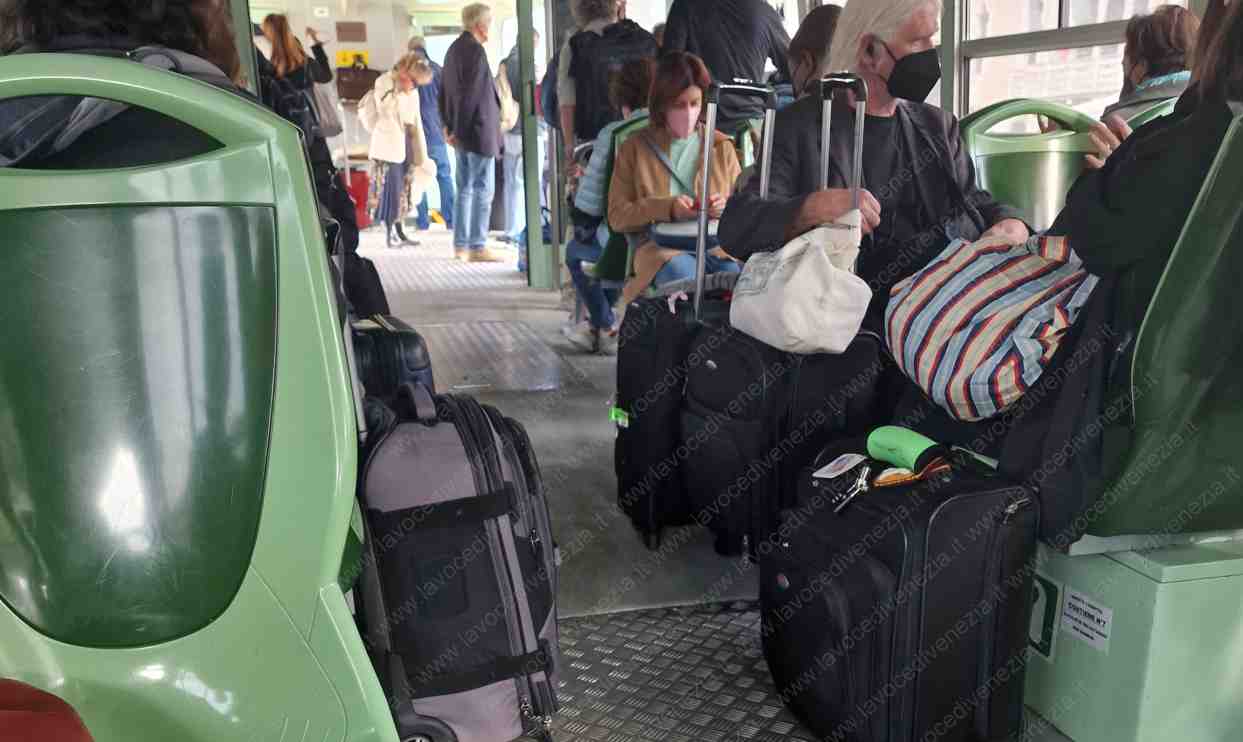 I bagagli dei turisti a bordio dei vaporetti di Venezia