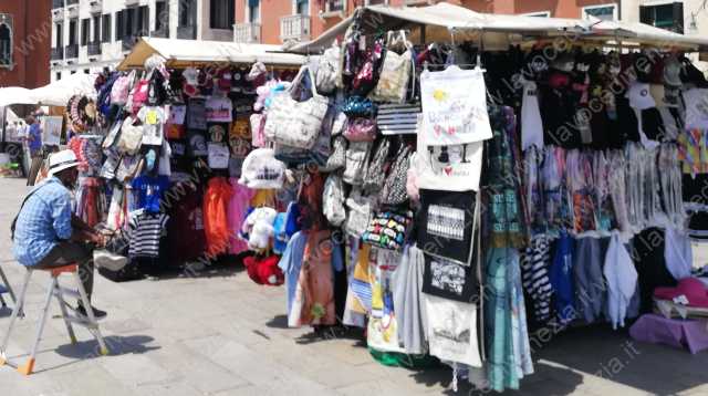 I 'bancheti' di souvenir per turisti di Riva degli Schiavoni, San Marco