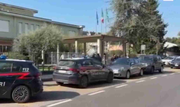 I carabinieri davanti alla scuola
