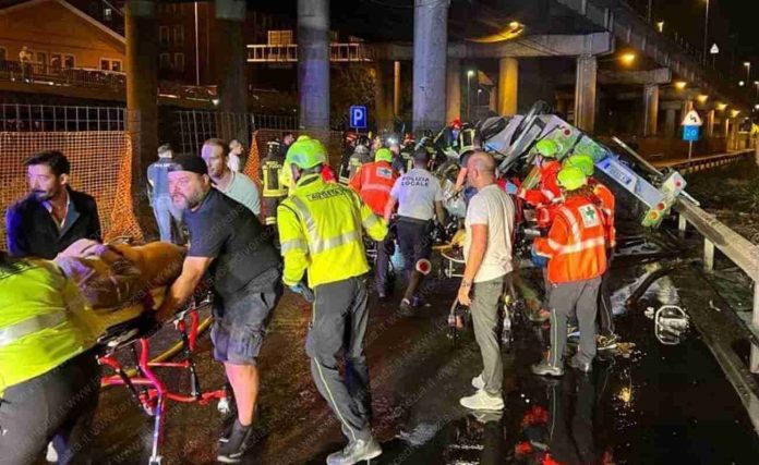 I feriti soccorsi dopo l'incidente dell'autobus a Mestre