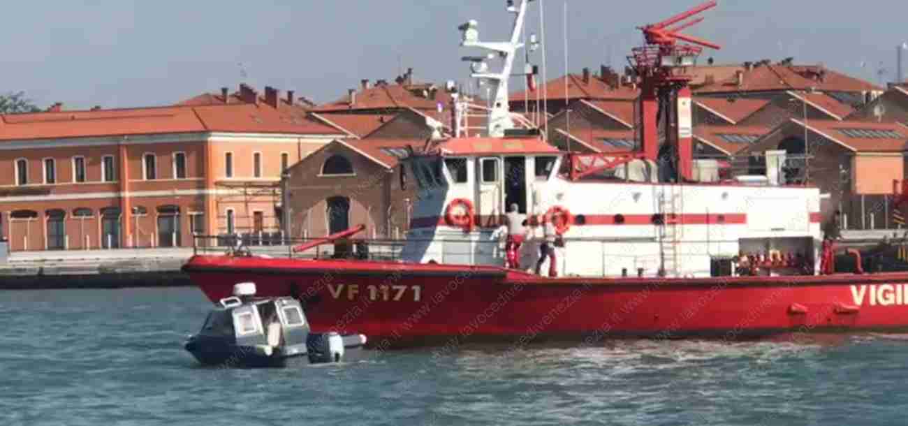 I mezzi dei vigili del fuoco intervengono sul luogo dell'incidente per la barca affondata oggi a Venezia