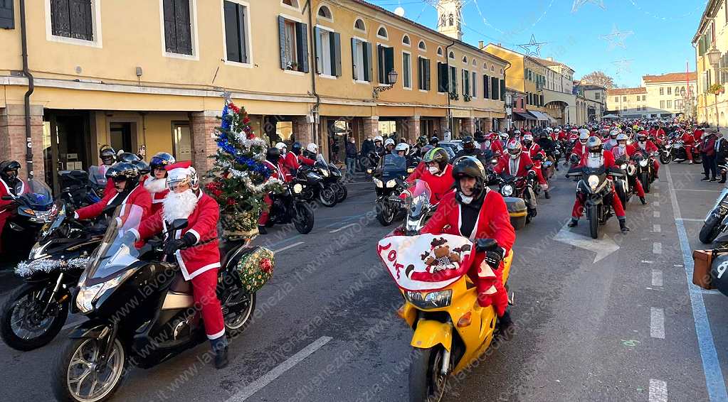 I motobabbi del comune di venezia, i Babbi Natale in moto che portano i doni ai bambini