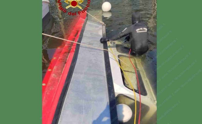I sommozzatori dei vigili del fuoco impegnati nel recupero della barca pilotina affondata oggi a Venezia