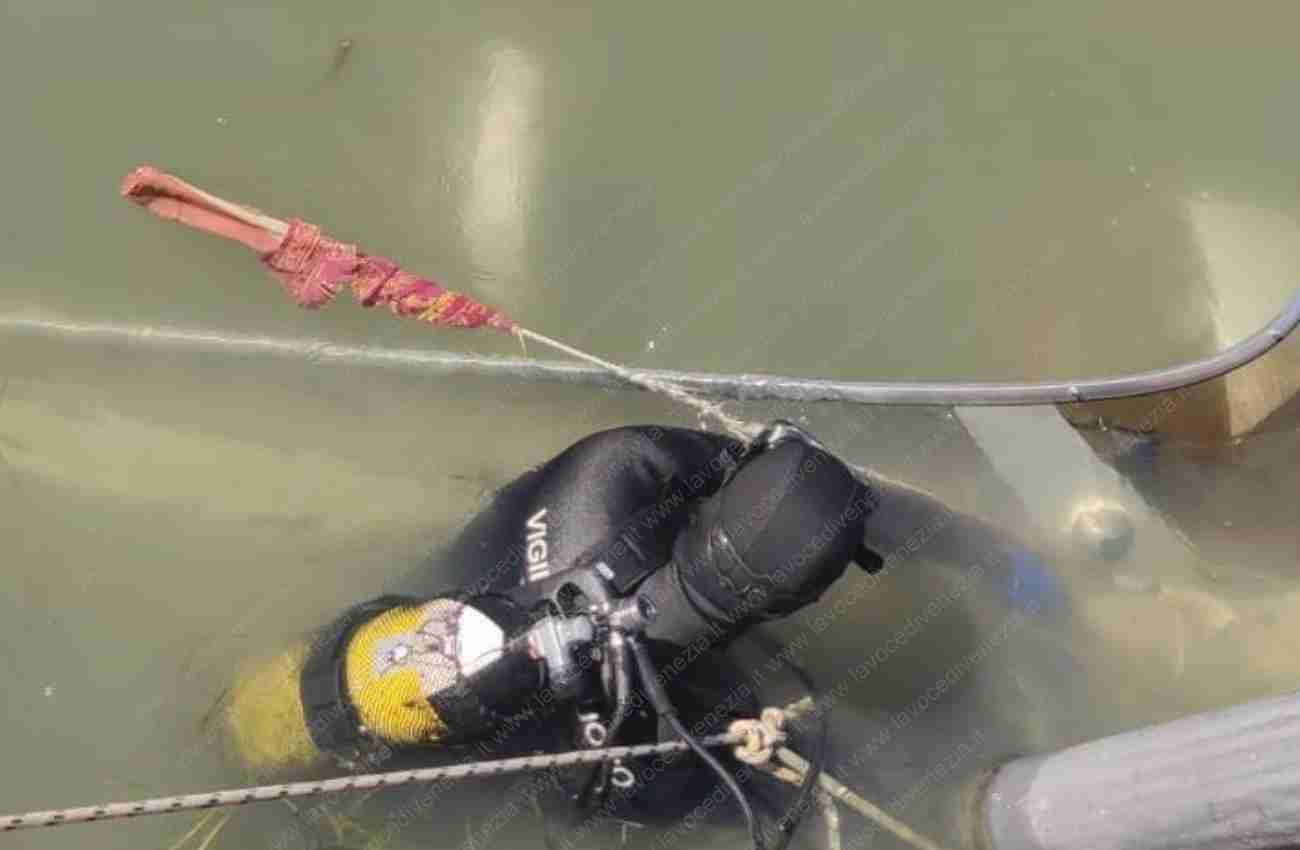 I sommozzatori dei vigili del fuoco recuperano la barca affondata