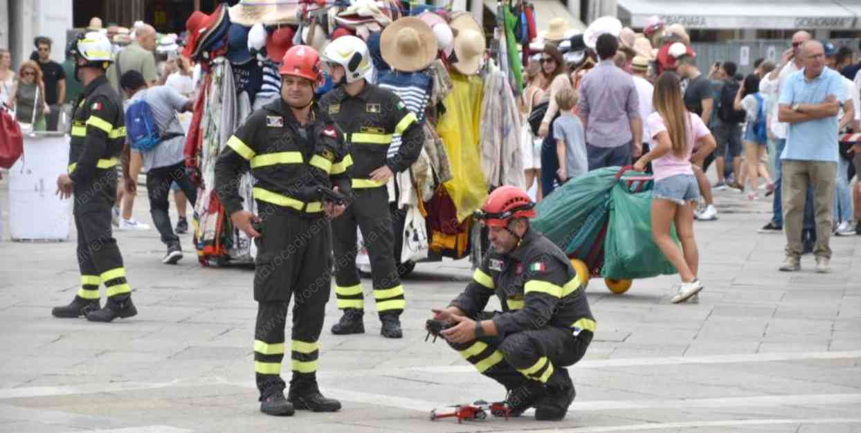I vigili del fuoco attivano il drone per la ricognizione dall'alto in Piazza San Marco