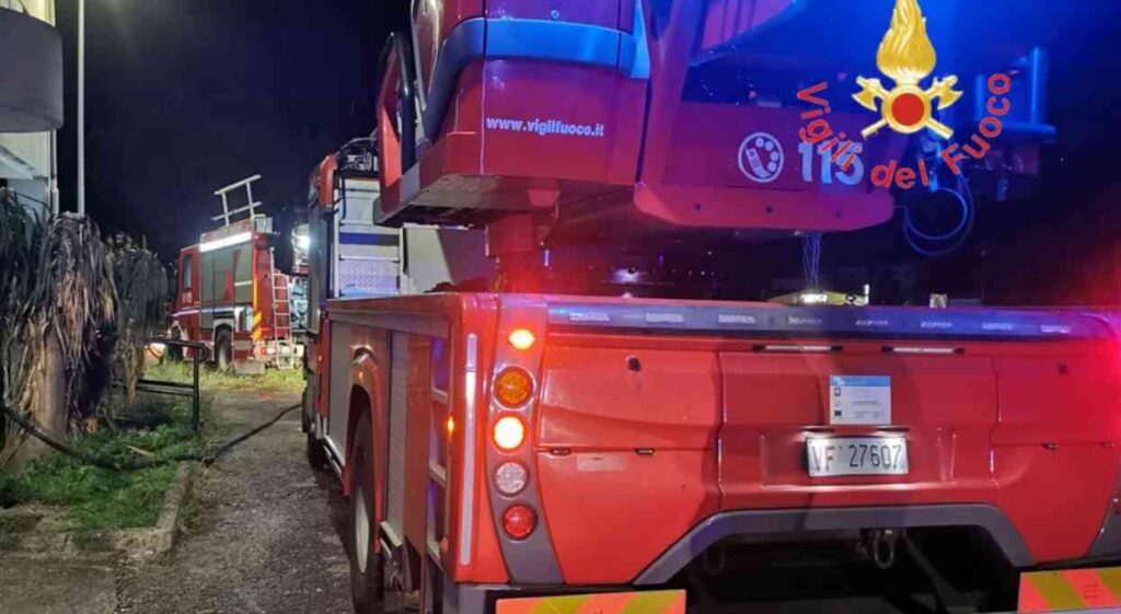 I vigili del fuoco intervenuti nell'incendio di questa notte