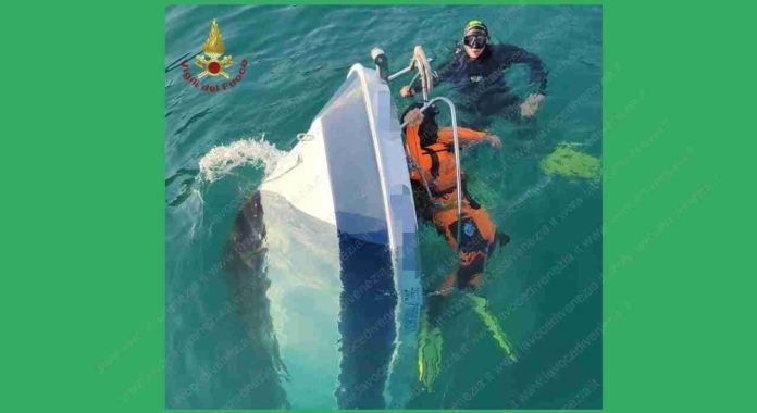 I vigili del fuoco nell'intervento per la barca affondata al Lago di Garda