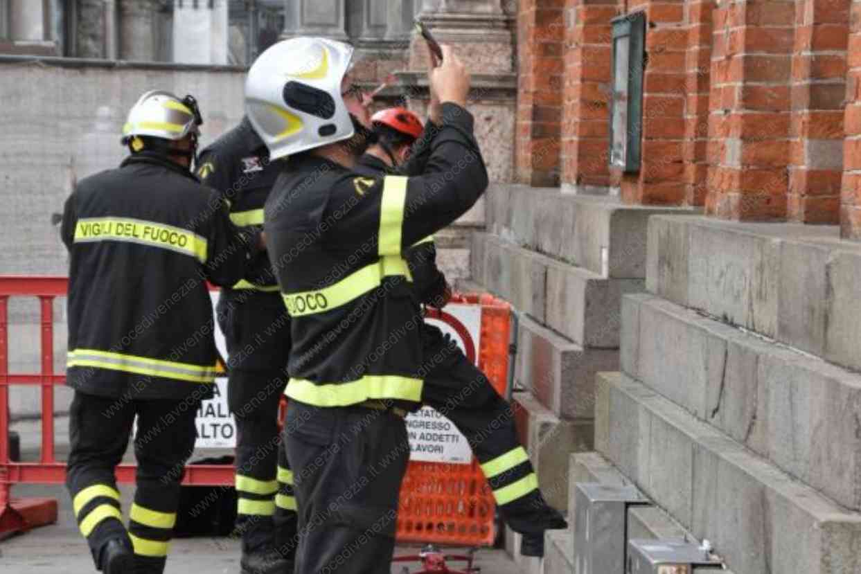 I vigili del fuoco studiano il Campanile di San Marco