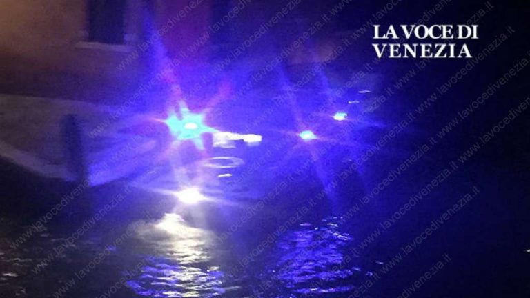 Idroambulanza a Venezia in uscita notturna