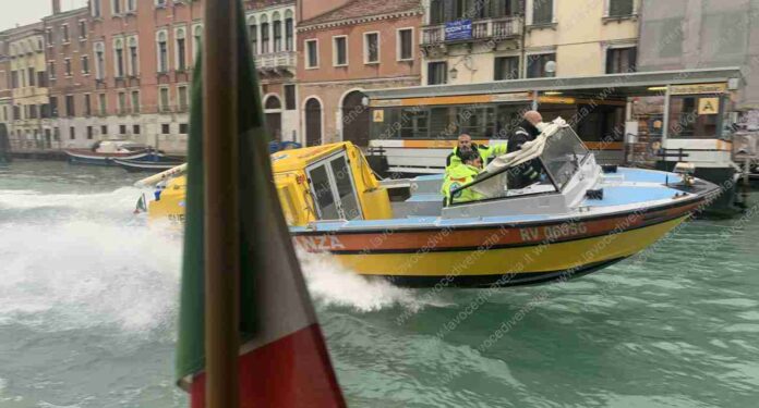 Idroambulanza a grande velocità a Venezia