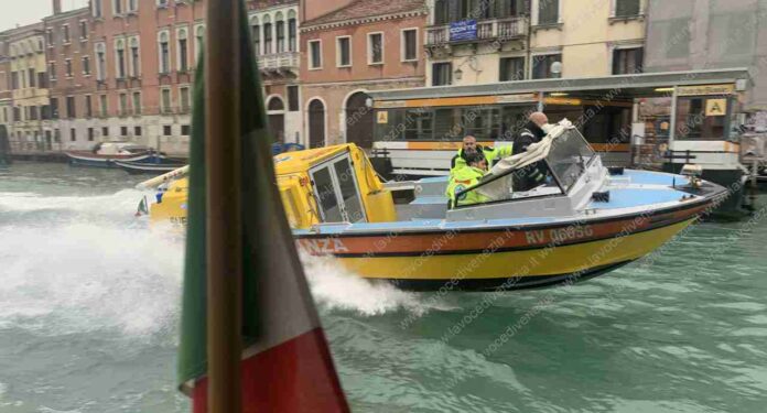 Tragedia in un cantiere a Venezia oggi, 28-06-24: un operaio è stato rinvenuto morto in una pozza di sangue. Aveva 21 anni.