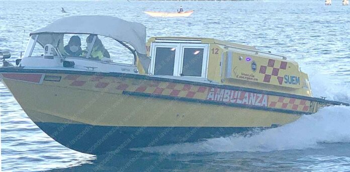 Idroambulanza di Venezia, Suem 118 in urgenza-emergenza Aggredita da un cane alla Giudecca, perde un dito nel tentativo di salvare i suoi animali