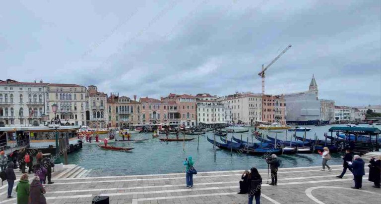 A Venezia il corteo acqueo votivo alla Madonna della Salute