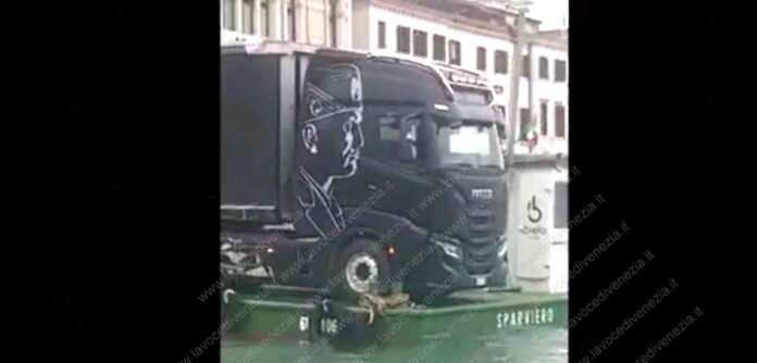 Il camion con l'immagine del Duce oggi a Venezia vicino a San Marco