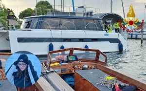 Il catamarano dell'incidente ormeggiato a Sant'Elena. Nel tondo, Anna Chiti