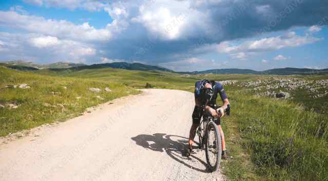 Il ciclista esausto tra le montagne, frame del del documentario The Balkans' Rollercoaster