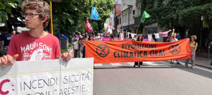 Il collettivo XR Venezia protesta a Mestre per il clima