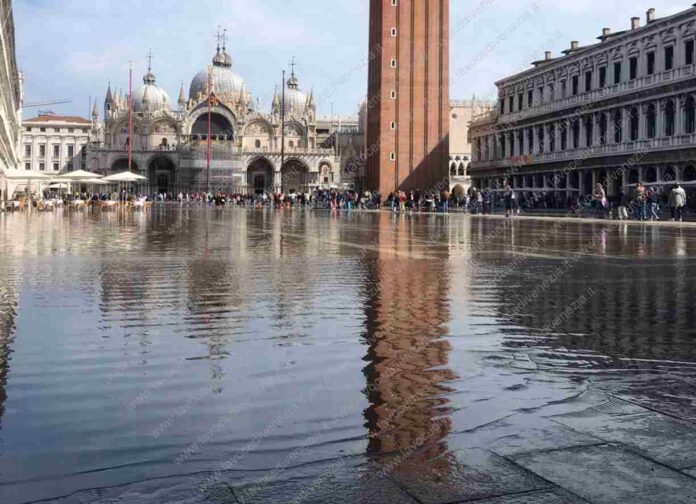 Il fenomeno dell'acqua alta a Venezia in Piazza San marco
