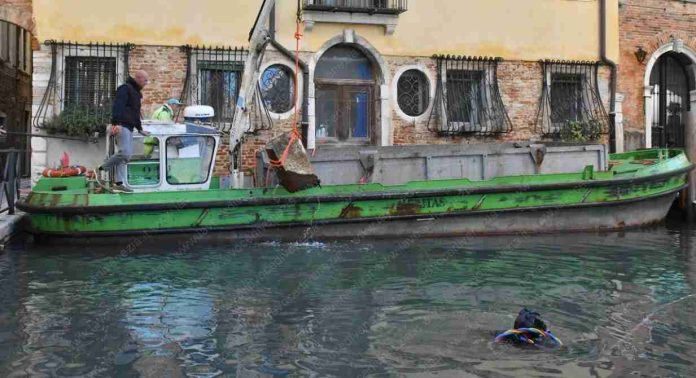 Il momento del recupero della pesante vasca da bagno in ghisa che mani ignote avevano gettato in acqua a Venezia