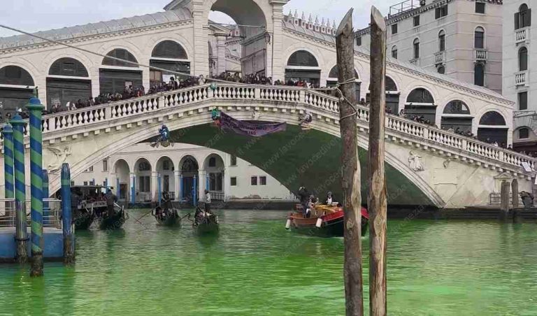 Il momento più caldo della protesta, gli attivisti si appendono nel vuoto mentre sotto ancora passavano imbarcazioni. Foto di Enzo Cairoli