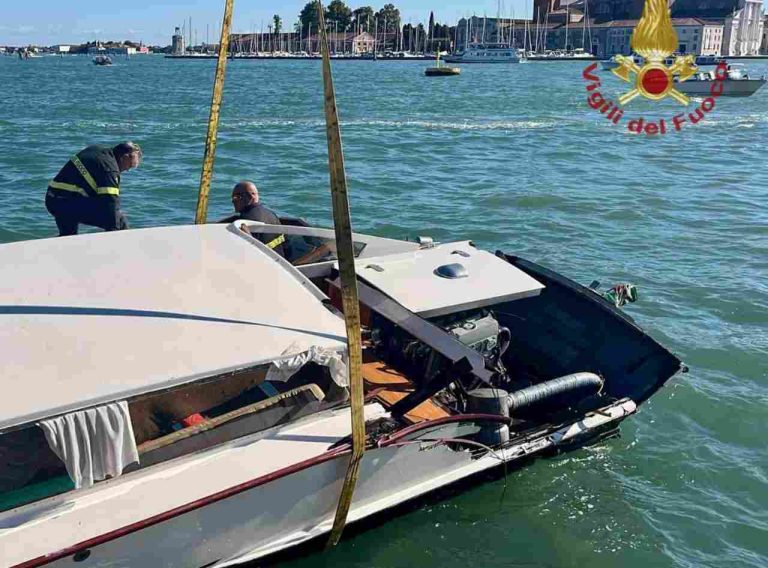 Venezia, incidente tra vaporetto e taxi in Bacino San Marco: motoscafo con poppa squarciata