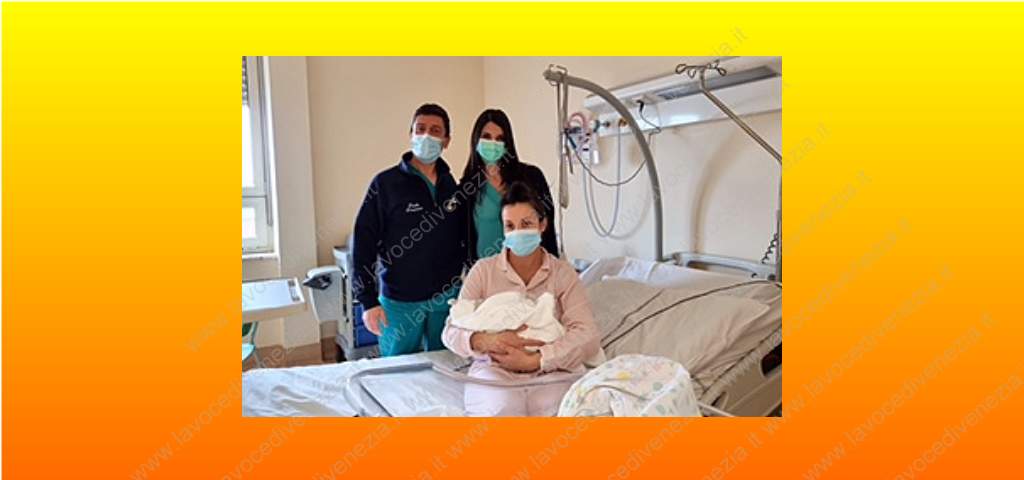 Il primo veneziano del 2022 è Mattia. Nella foto mamma Elena con Mattia e il personale dell'Ospedale di Chioggia