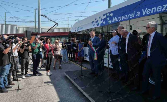 Il sindaco di Venezia, Luigi Brugnaro, alla presentazione dei nuovi autobus a idrogeno