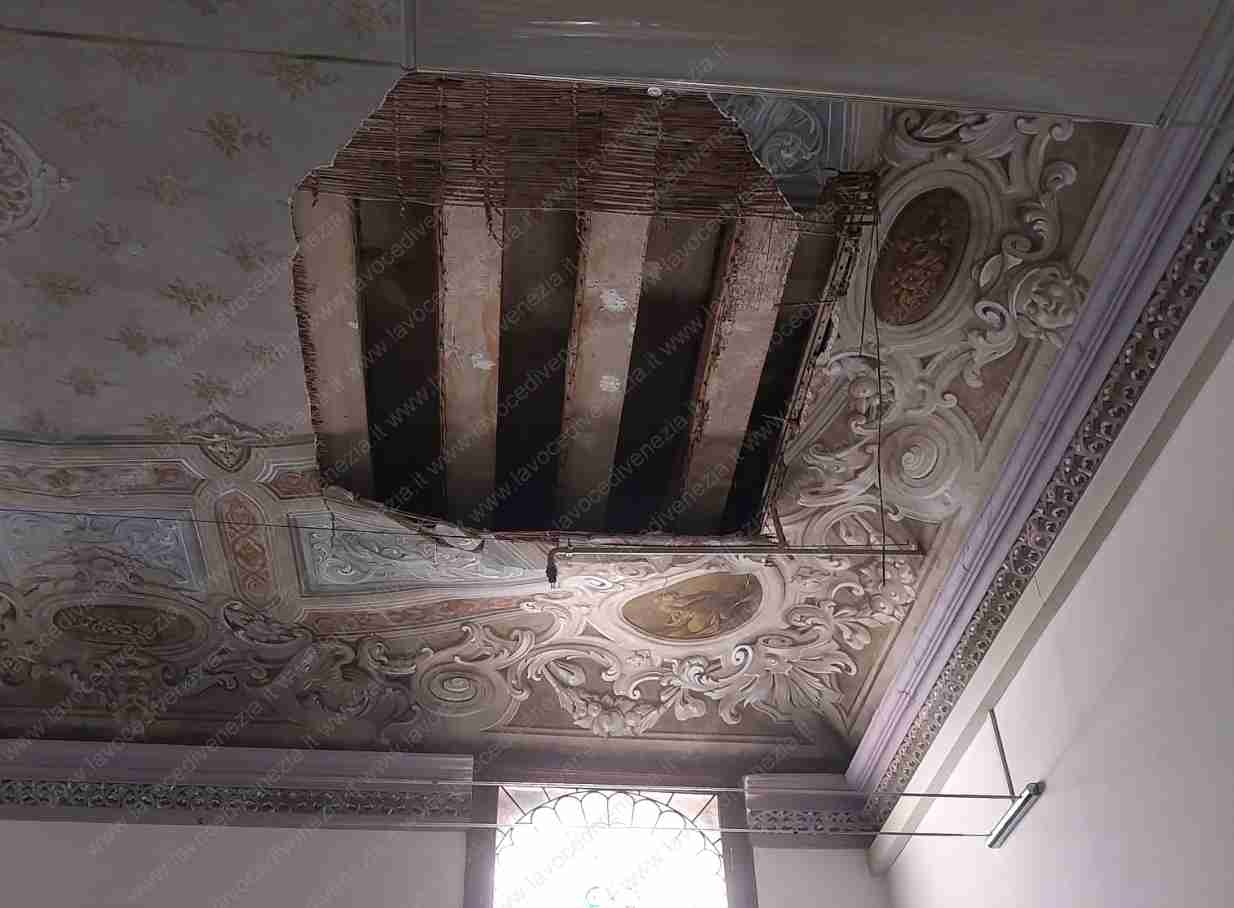 Il soffitto crollato oggi al Tommaseo di Venezia