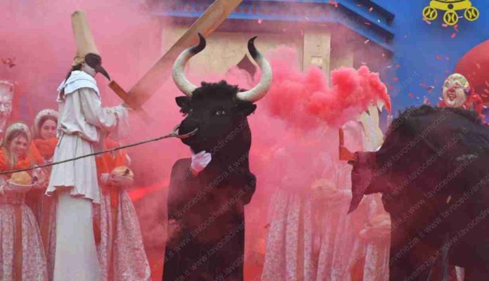 Il taglio della testa del toro in Piazza San marco per il Carnevale di Venezia 2024