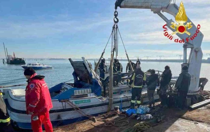 Barca affondata con due persone a bordo: terminate operazioni di recupero