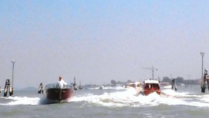 Imbarcazioni e natanti a Venezia provocano il moto ondoso