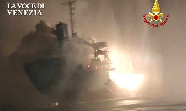 Incendio nave al largo di Chioggia: dato il segnale di abbandono nave