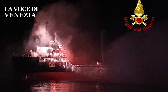 Incendio nave al largo di Chioggia: dato il segnale di abbandono nave