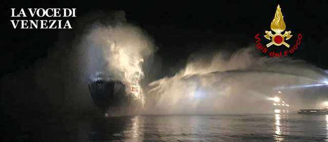 Incendio nave al largo di Chioggia: dato il segnale di abbandono nave