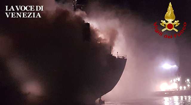 Incendio nave al largo di Chioggia: dato il segnale di abbandono nave