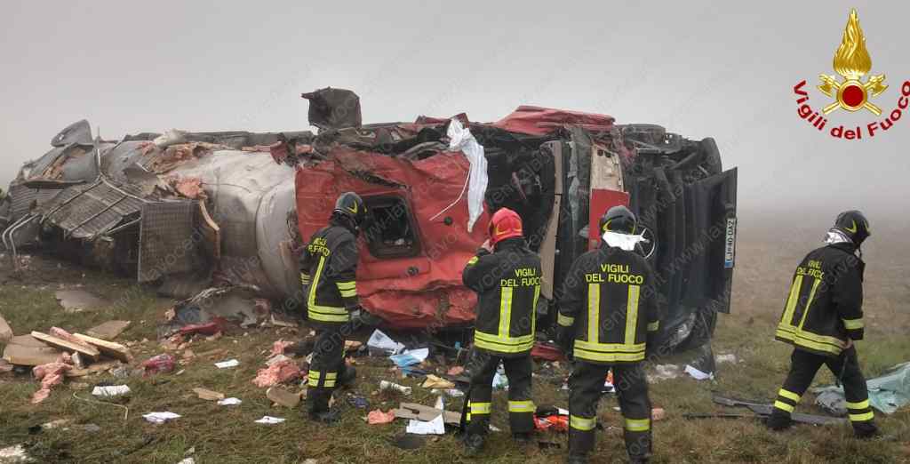 Incidente questa mattina in Romea ha causato il rovesciamento del camion