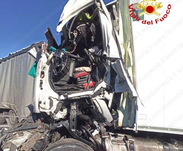 Incidente tra camion in A4 il 06-06-2022