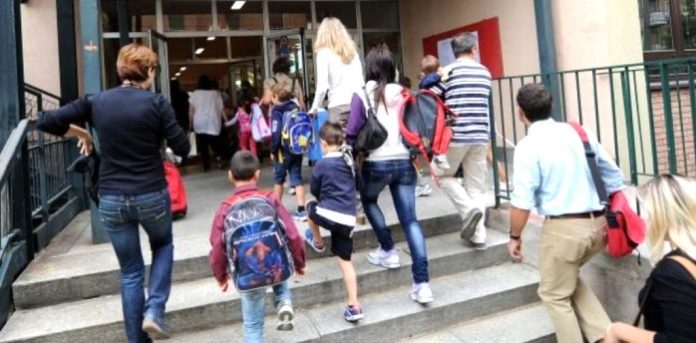 Ingresso a scuola, scuole aperte in presenza nonostante i molti problemi Ingresso a scuola, scuole aperte in presenza nonostante i molti problemi