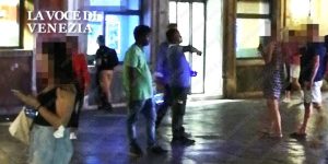 ''Io, sfrattata da Venezia...''. Nella foto venditori di dardi luminosi a Venezia, in Campo San Bartolomeo
