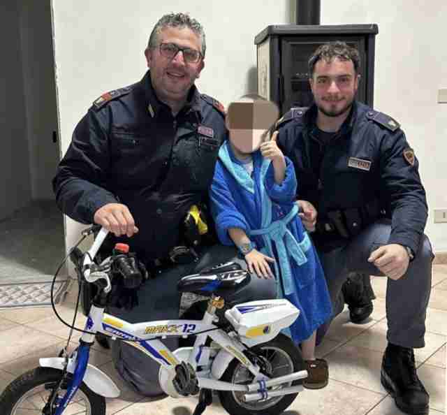 bici-rubata-bimbo-4-anni-tessera-polizia-restituisce