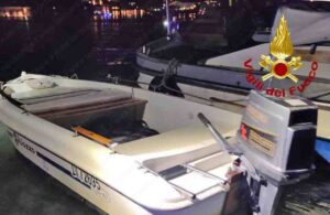 La barca recuperata dai vigili del fuoco