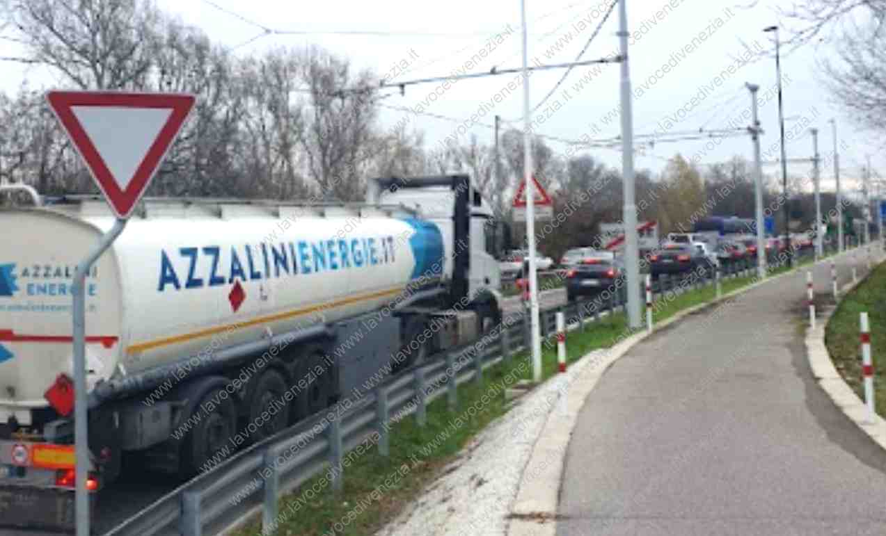 La coda che di è formata sul Ponte della Libertà