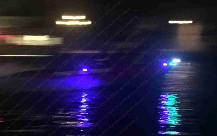 La polizia a Venezia in intervento di notte, motoscafo con lampeggianti in urgenza