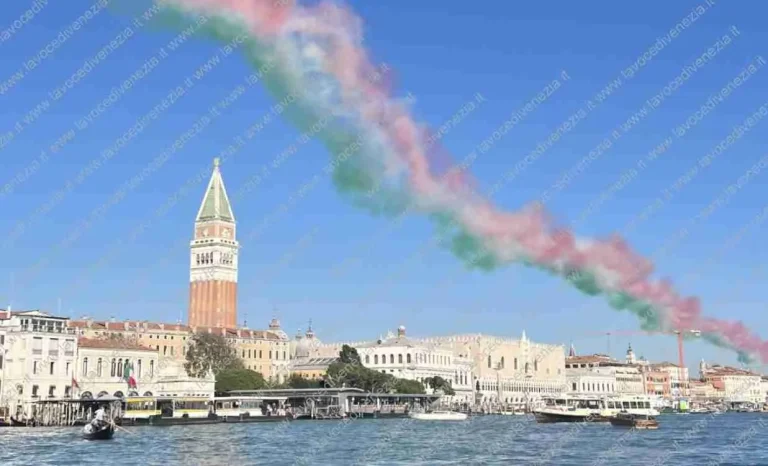 Venezia, bufera su un’insegnante per un post contro le Frecce Tricolori