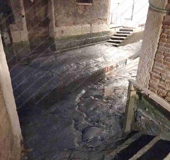 La riva interna ridotta a fanghiglia per la mancanza d'acqua dentro il Sotoportego Catullo