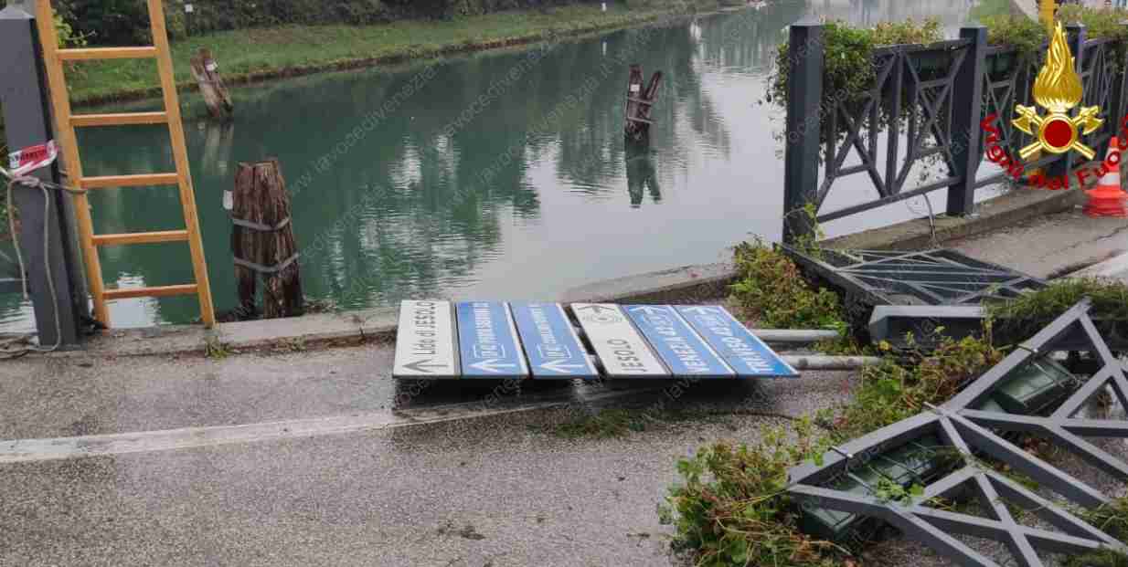La strada nel punto in cui l'auto ha sfondato finendo in acqua