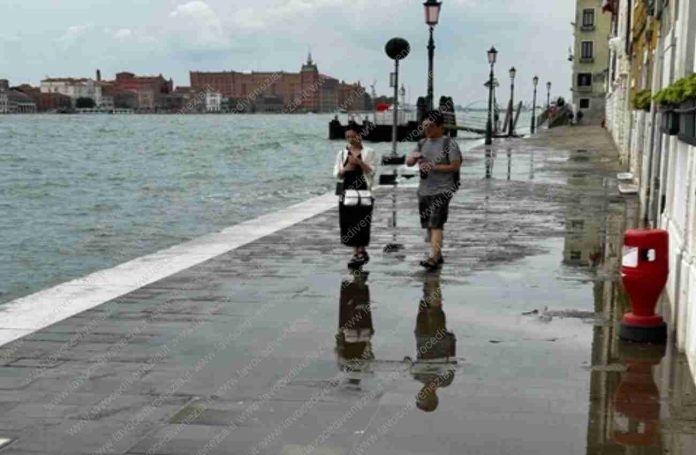 L'acqua viene su dalle rive alle Zattere (Venezia) per il moto ondoso