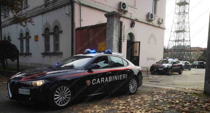 L'auto dei Carabinieri in uscita a Spinea