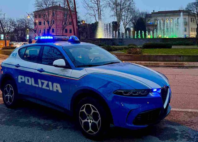 L'auto della polizia a Marghera L'auto della polizia a Marghera