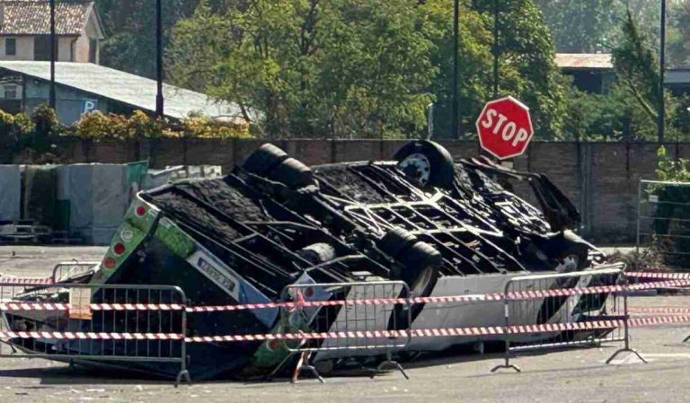 L'autobus di Mestre caduto dal cavalcavia